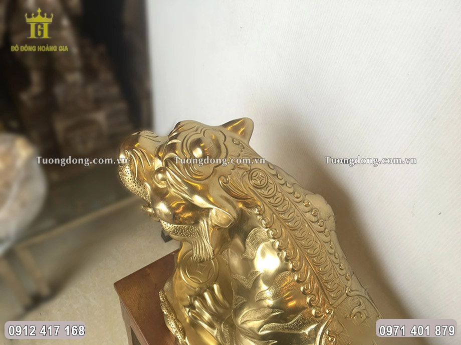 Từng họa tiết hoa văn được chạm khắc sắc nét